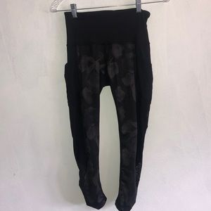 LULULEMON black pattern leggings/capris